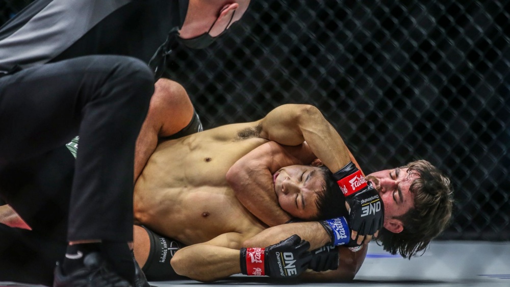 Competitor Wags Finger During RNC Attempt — Gets Tapped Immediately After